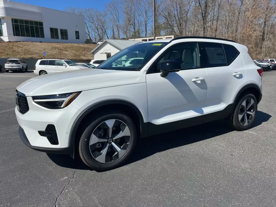 2025 Volvo XC40 Plus photo 1
