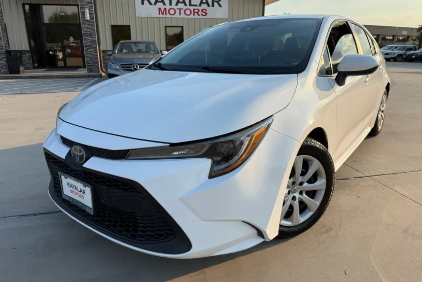 2020 Toyota Corolla LE photo 1