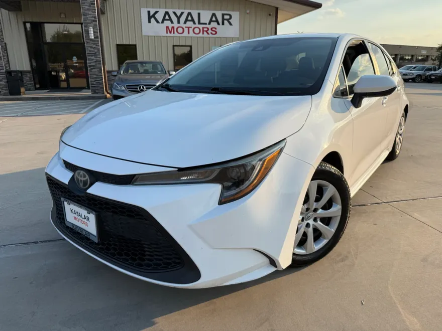 2020 Toyota Corolla LE photo 1