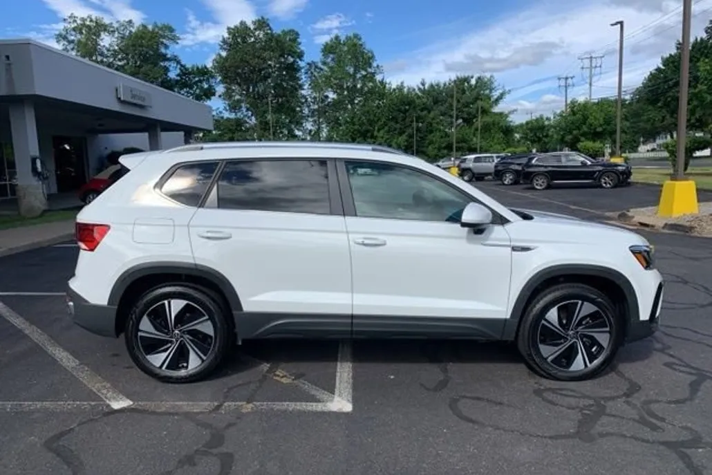 2024 Volkswagen Taos SE photo 1