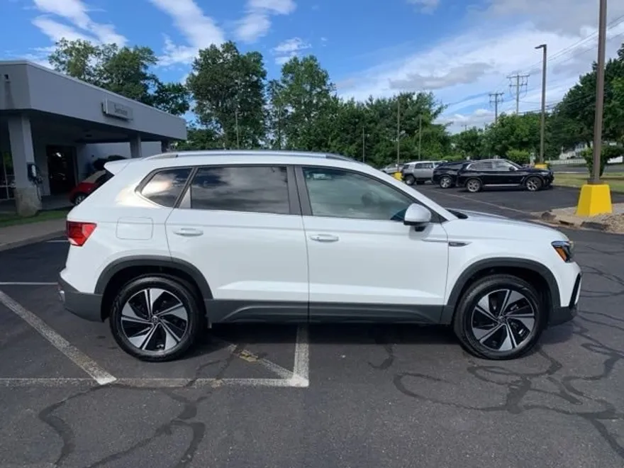 2024 Volkswagen Taos SE photo 1