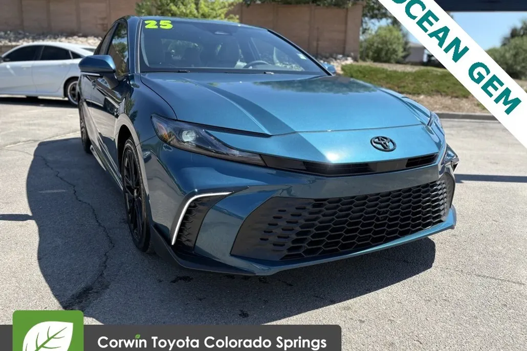 2025 Toyota Camry SE photo 1
