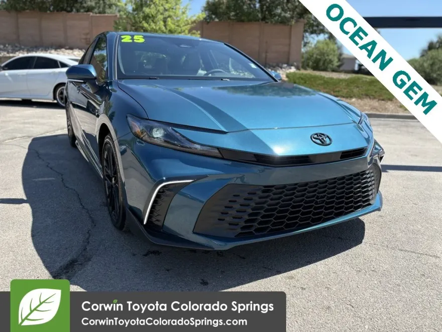 2025 Toyota Camry SE photo 1