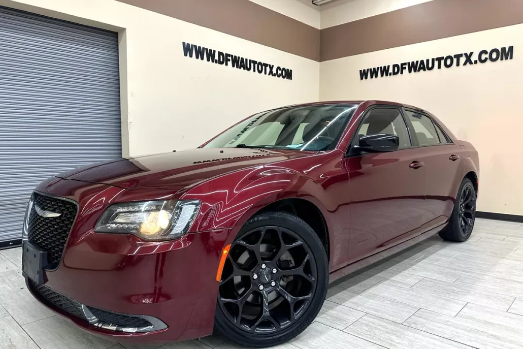 2019 Chrysler 300 Touring photo 1