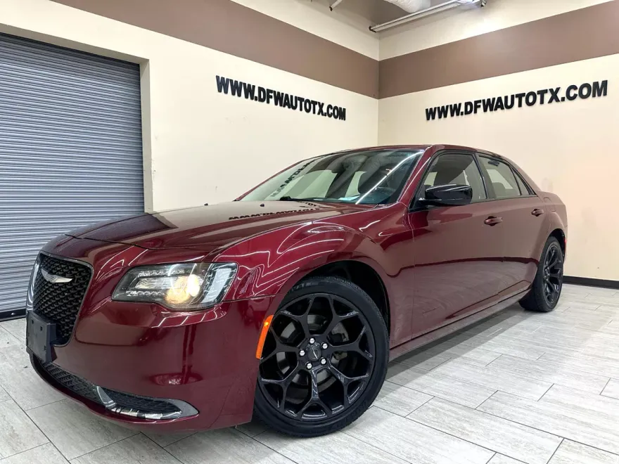 2019 Chrysler 300 Touring photo 1