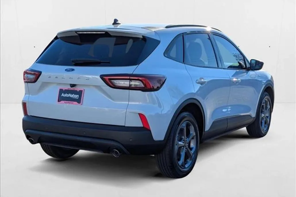 2025 Ford Escape ST-Line photo 1