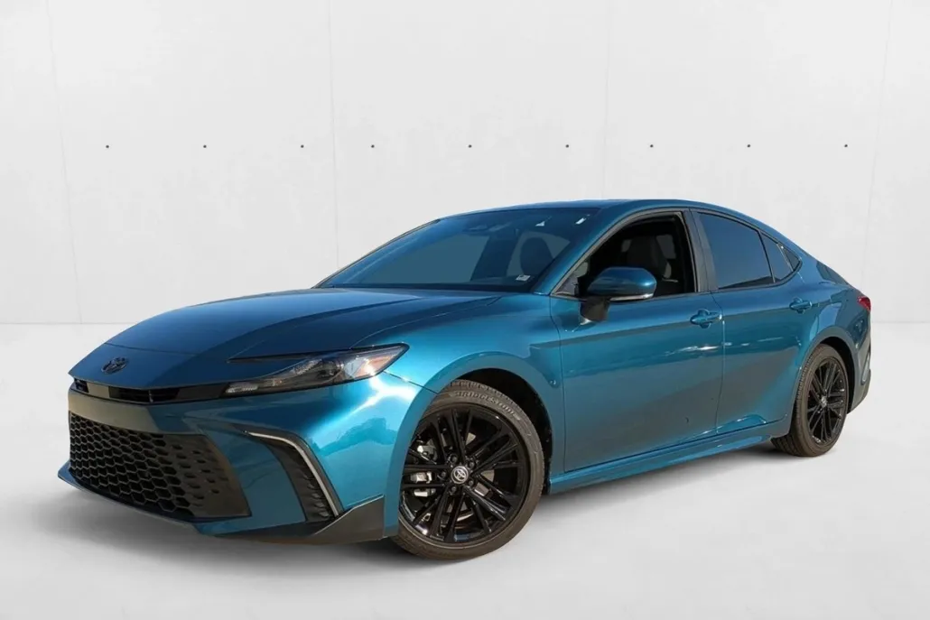 2025 Toyota Camry SE photo 1