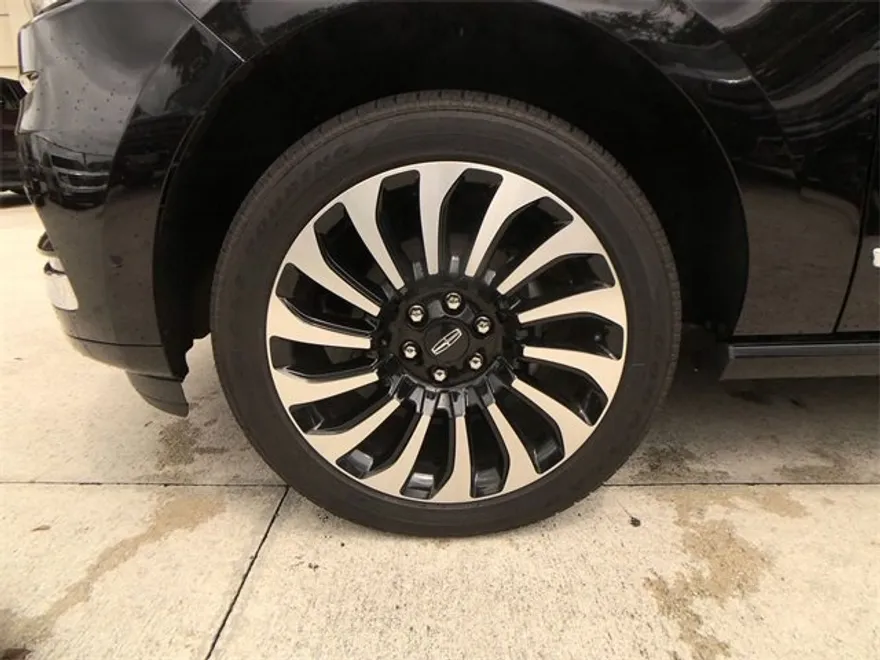 2024 Lincoln Navigator Black Label photo 1