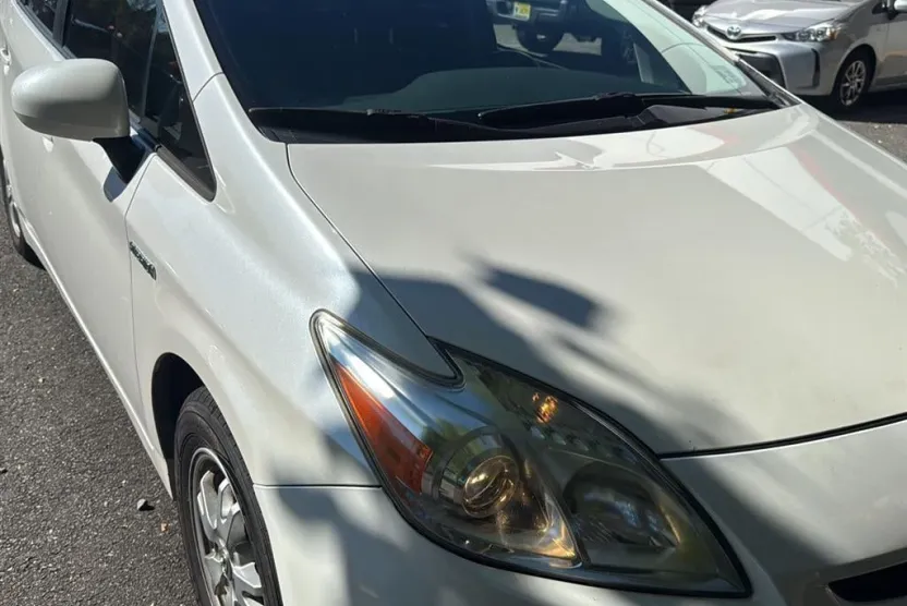 2011 Toyota Prius Four photo 1