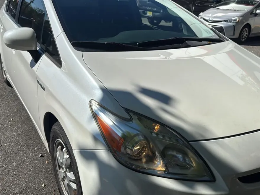 2011 Toyota Prius Four photo 1