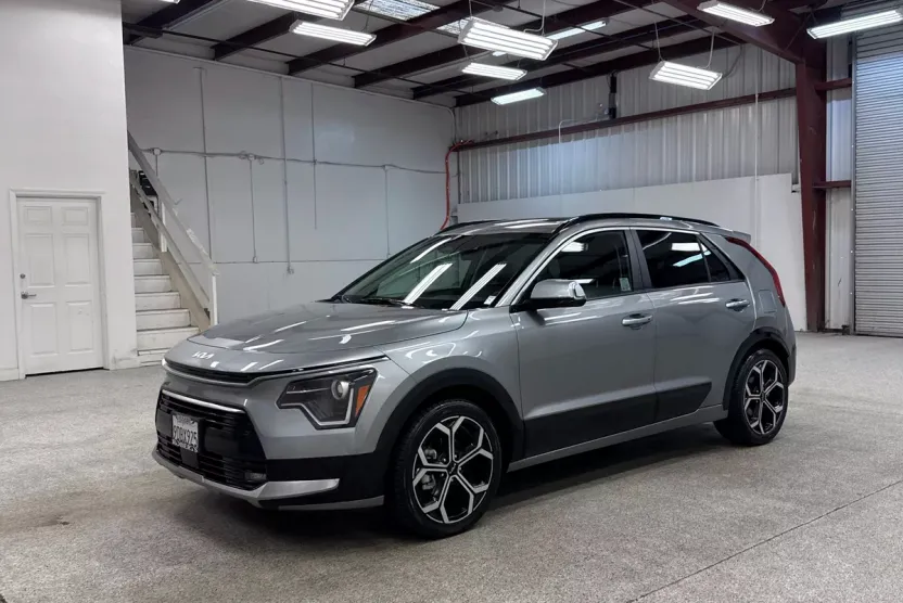 2023 Kia Niro EX Touring photo 1