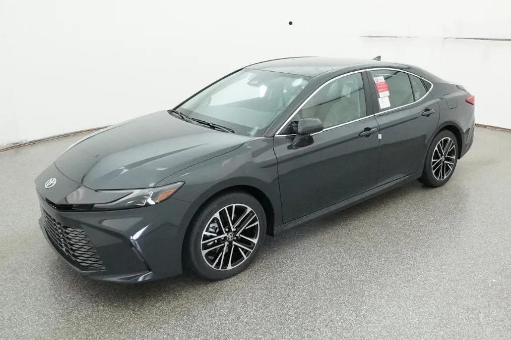 2025 Toyota Camry XLE photo 1