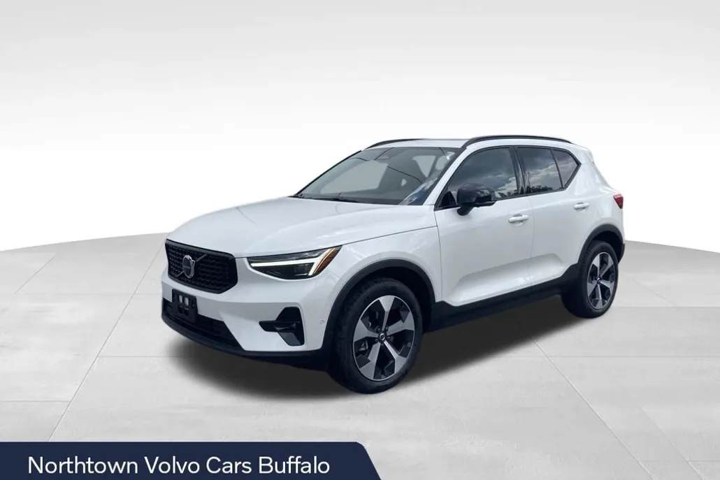 2026 Volvo XC40 Plus photo 1