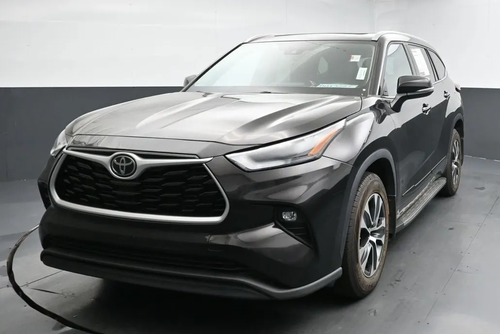 2022 Toyota Highlander XLE photo 1