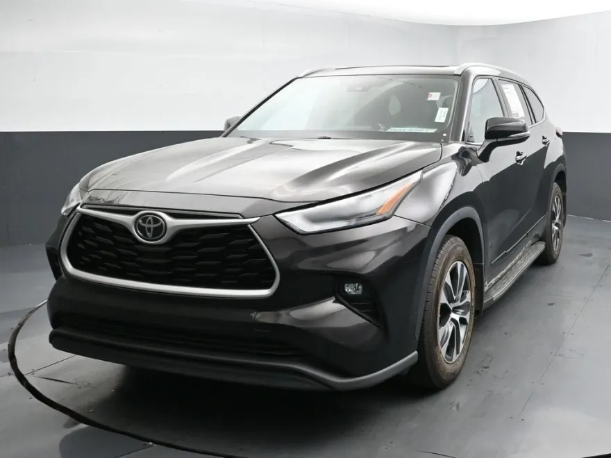 2022 Toyota Highlander XLE photo 1