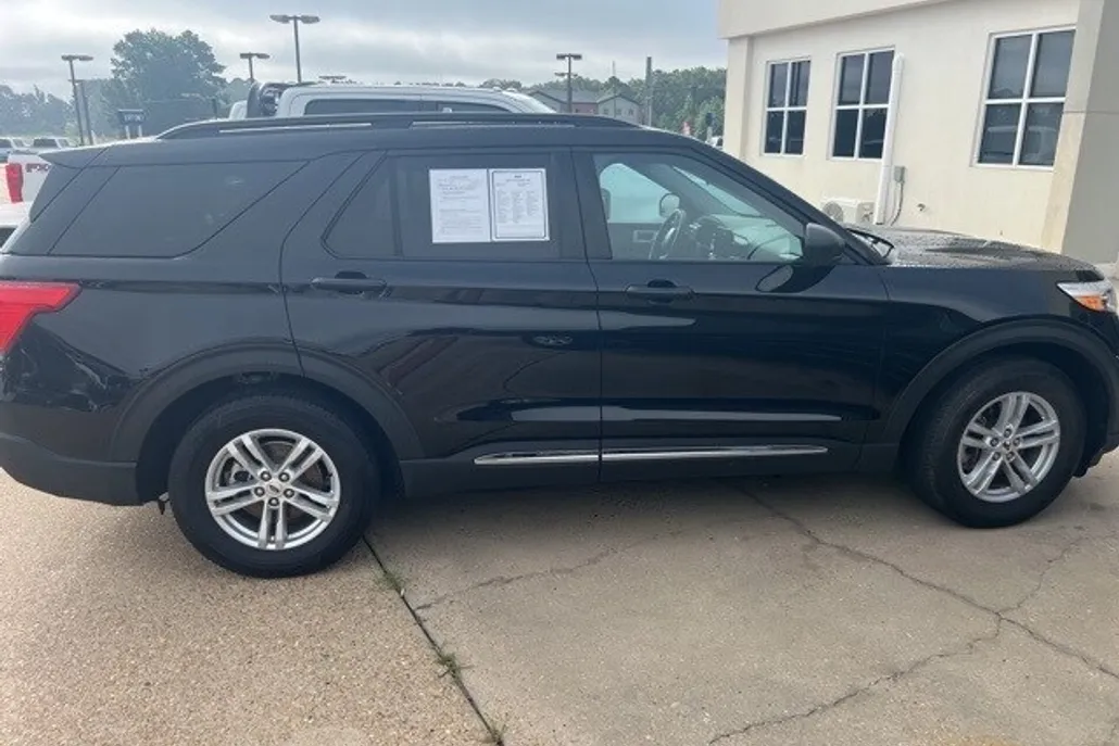 2024 Ford Explorer XLT photo 1