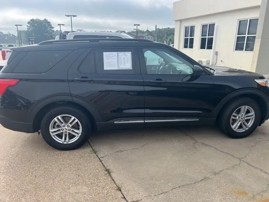 2024 Ford Explorer XLT photo 1