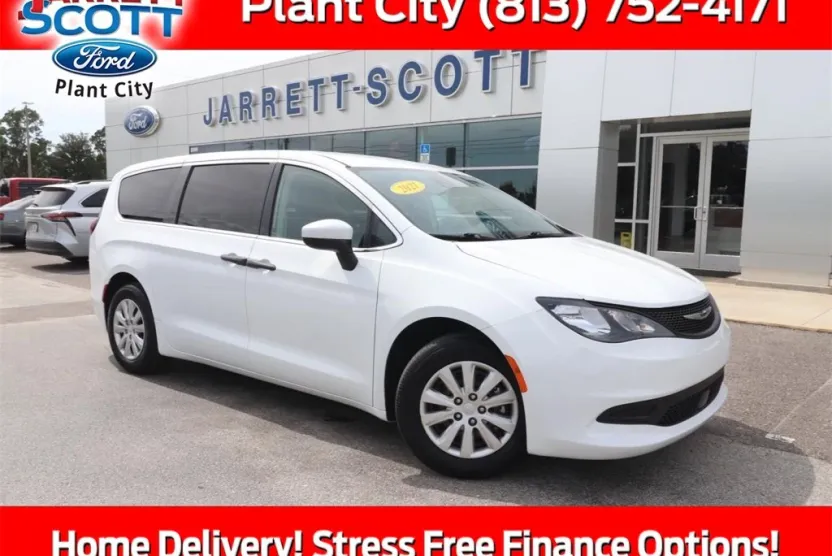 2021 Chrysler Voyager L photo 1