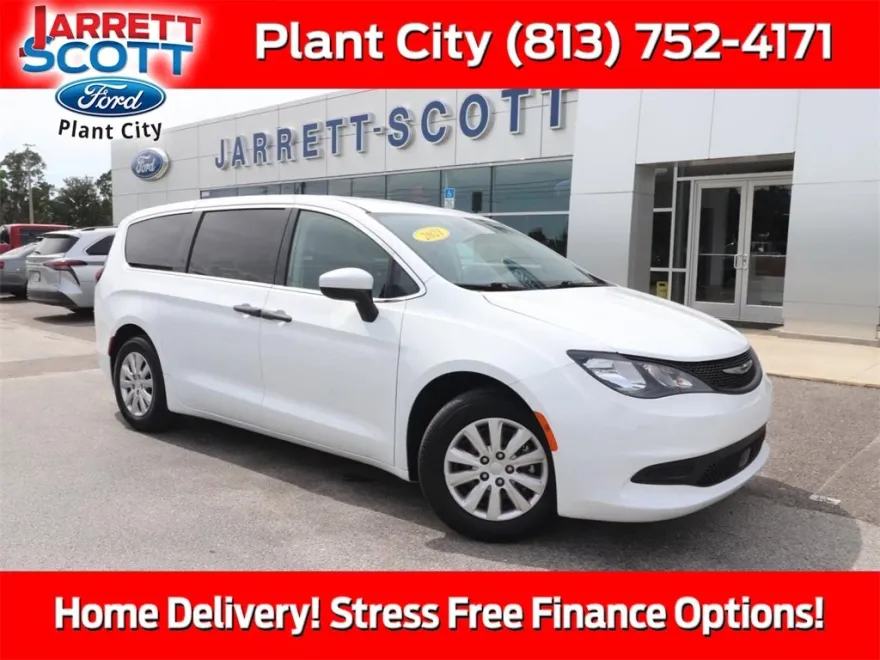 2021 Chrysler Voyager L photo 1
