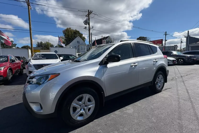 2015 Toyota RAV4 LE photo 1