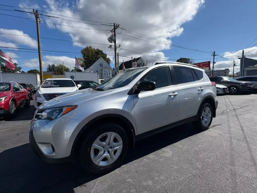 2015 Toyota RAV4 LE photo 1
