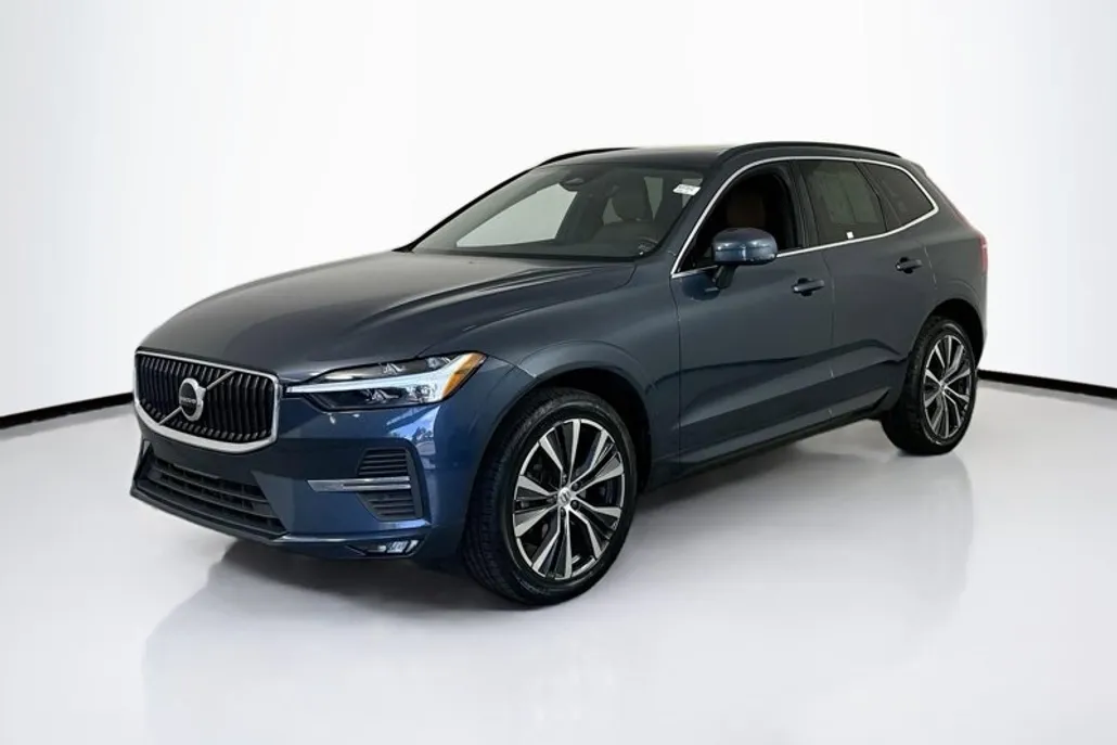 2022 Volvo XC60 Momentum photo 1