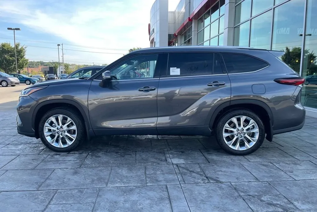 2025 Toyota Highlander Limited photo 1