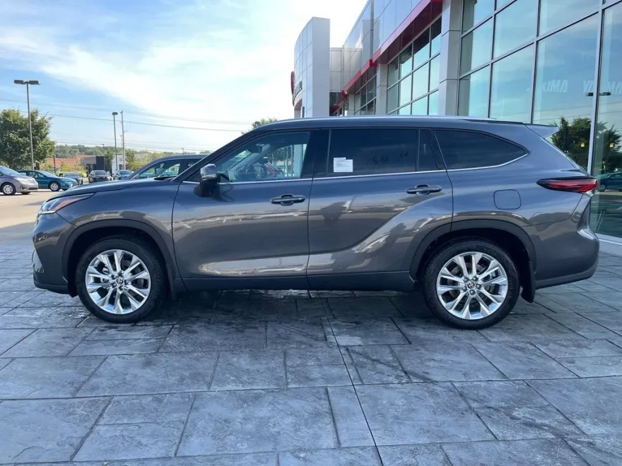2025 Toyota Highlander Limited photo 1