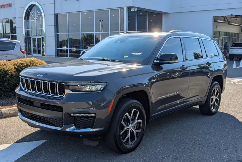2023 Jeep Grand Cherokee Limited photo 1