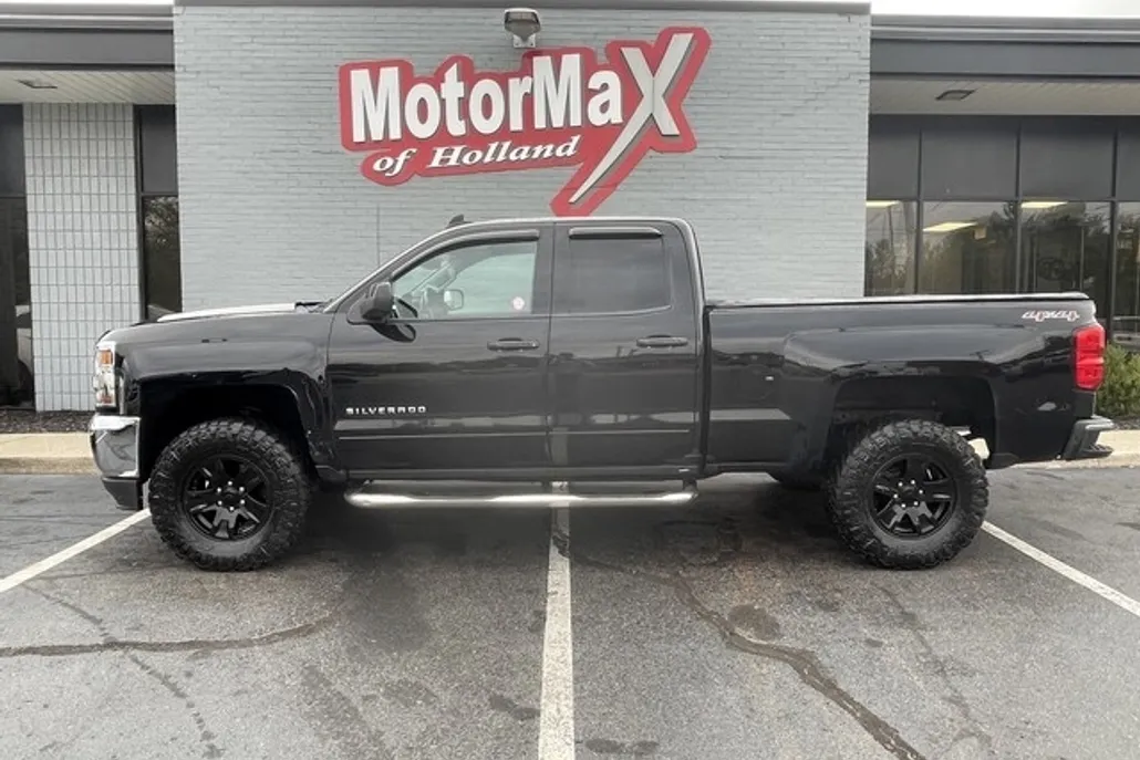 2017 Chevrolet Silverado 1500 LT photo 1