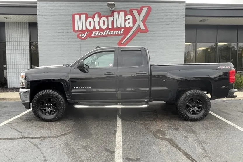 2017 Chevrolet Silverado 1500 LT photo 1