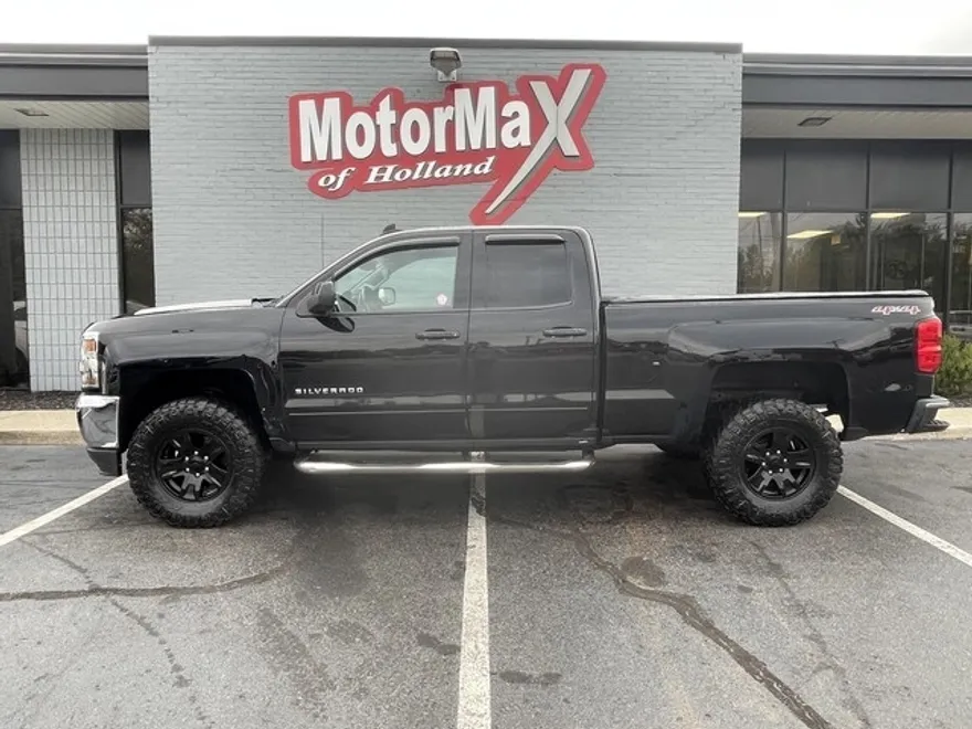 2017 Chevrolet Silverado 1500 LT photo 1