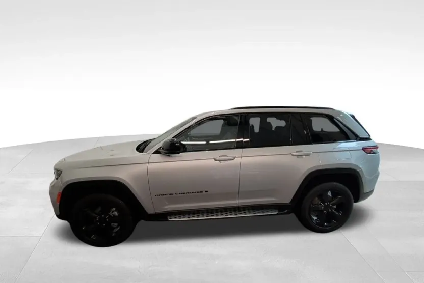 2023 Jeep Grand Cherokee Laredo Altitude X photo 1