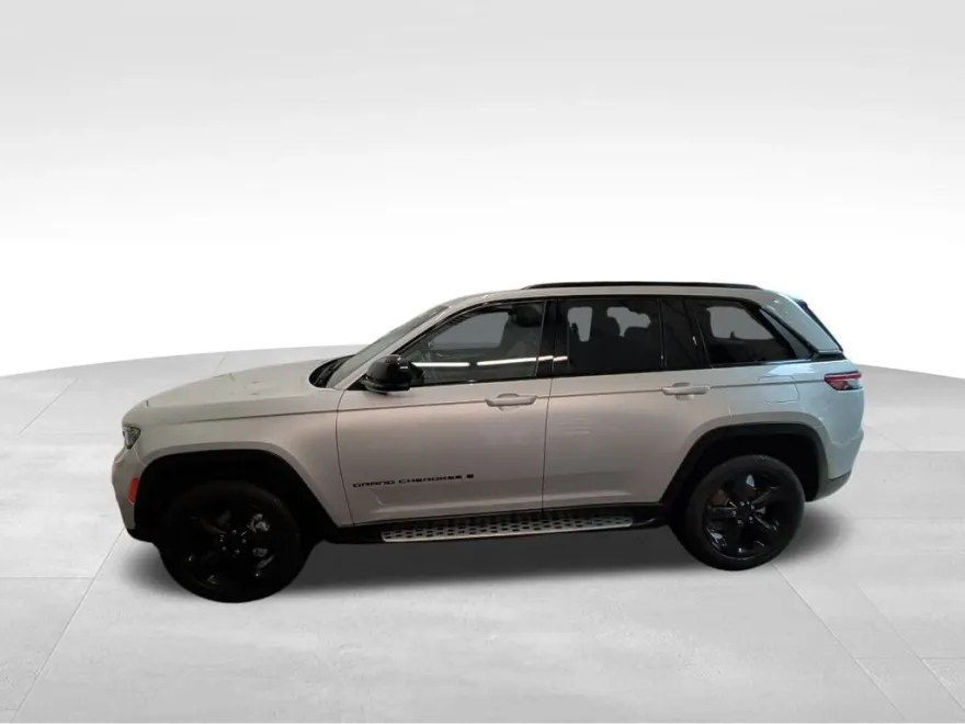 2023 Jeep Grand Cherokee Laredo Altitude X photo 1