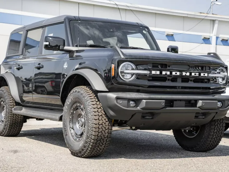 2025 Ford Bronco Outer Banks photo 1