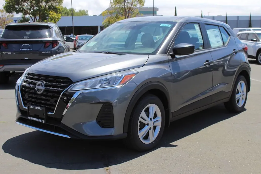 2025 Nissan Kicks Play S photo 1