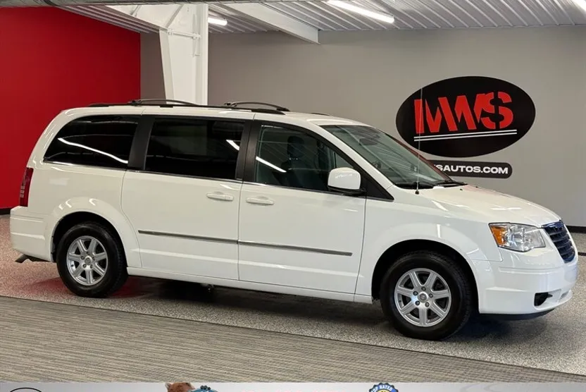 2010 Chrysler Town & Country Touring photo 1