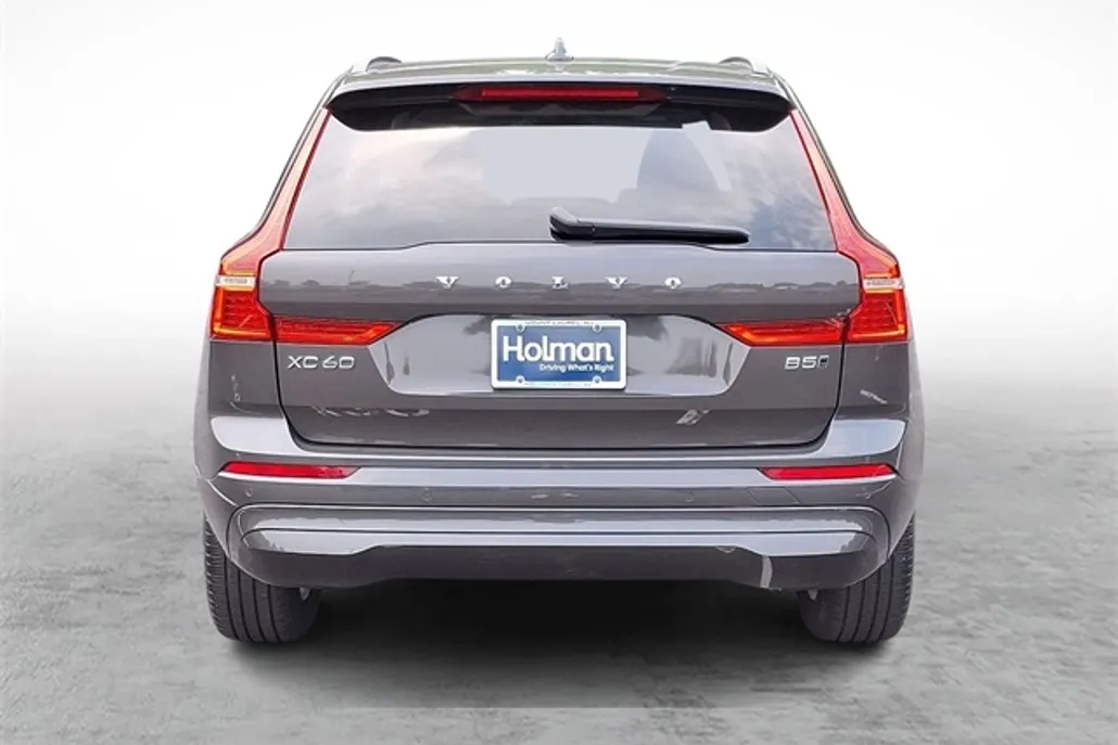 2022 Volvo XC60 B5 Momentum photo 1