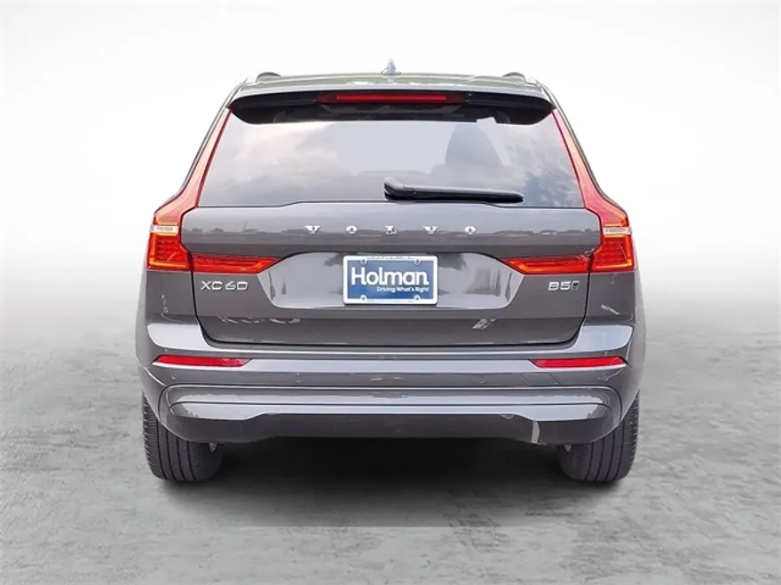 2022 Volvo XC60 B5 Momentum photo 1
