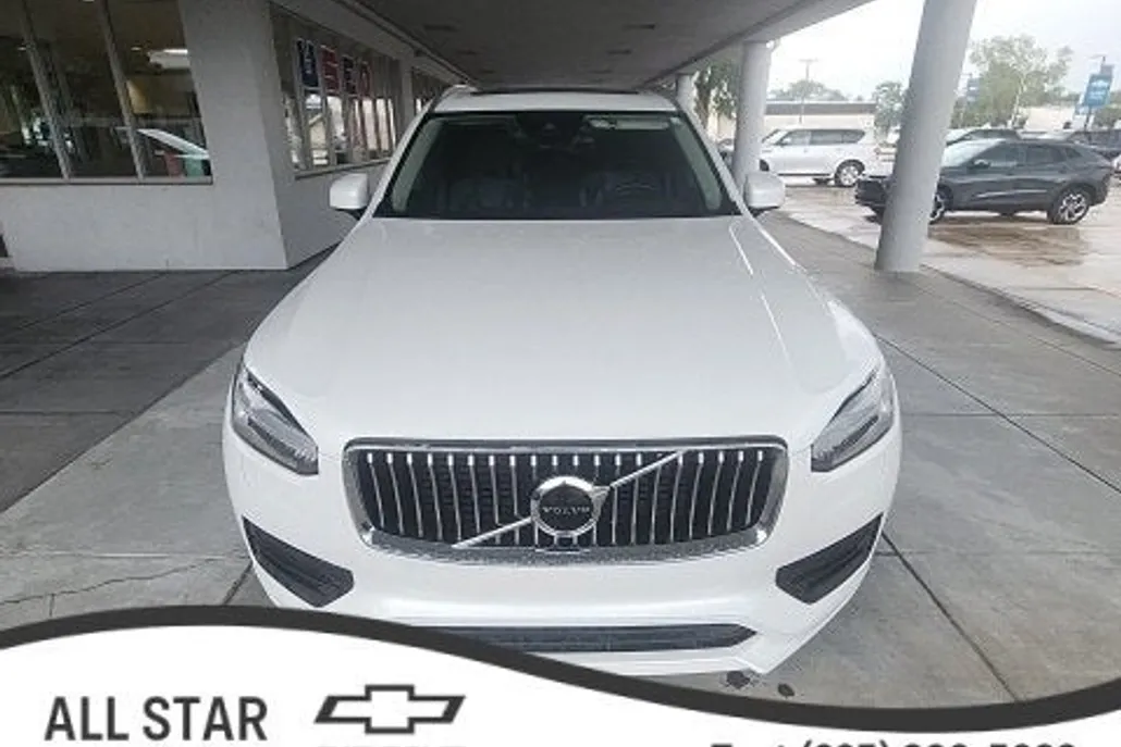 2022 Volvo XC90 Momentum photo 1