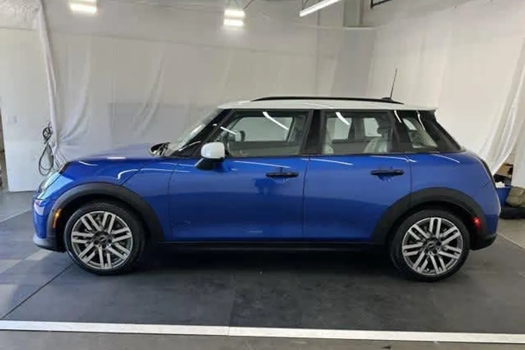 2025 Mini Cooper 4 Door Hardtop Signature photo 1