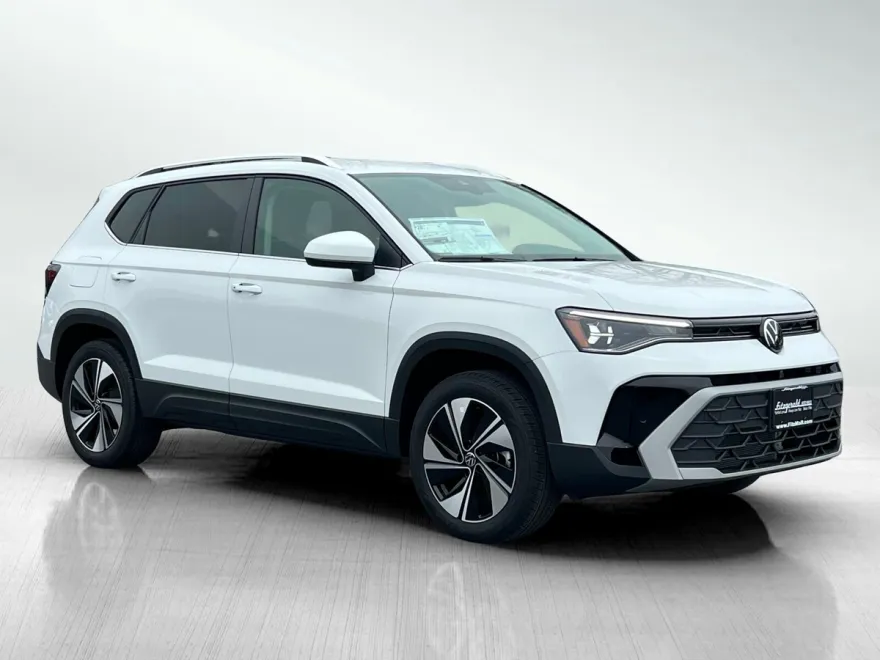 2025 Volkswagen Taos SE photo 1