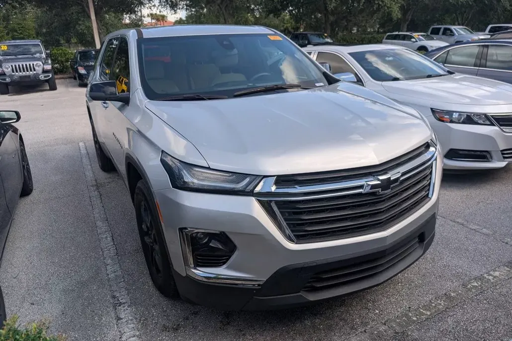 2022 Chevrolet Traverse LS photo 1