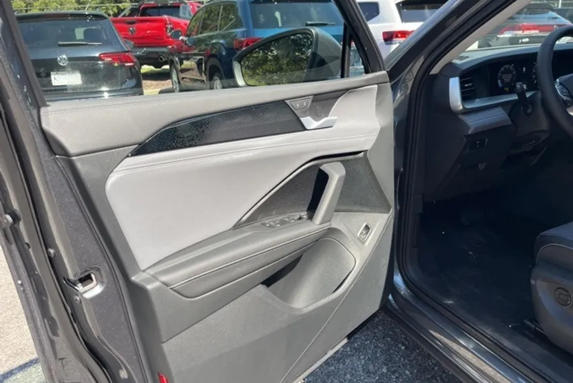 2025 Volkswagen Tiguan SE photo 1