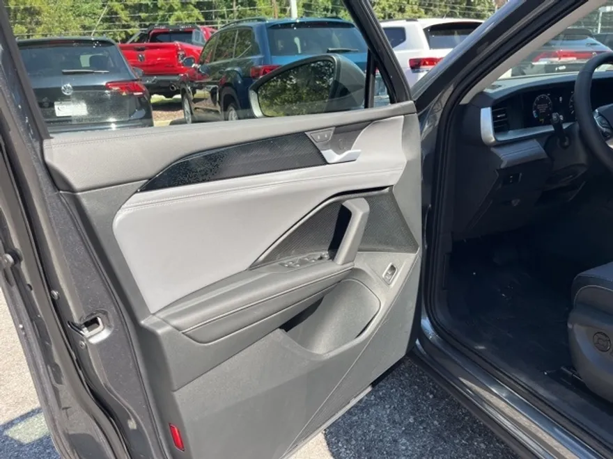 2025 Volkswagen Tiguan SE photo 1