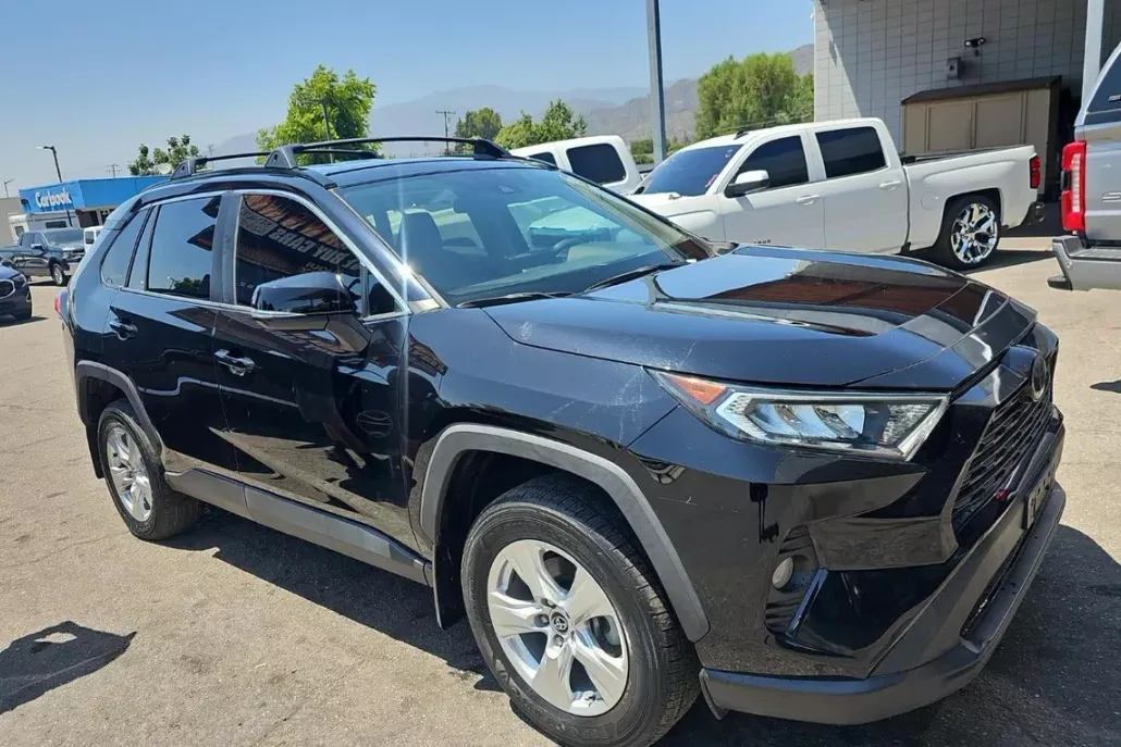 2021 Toyota RAV4 XLE photo 1