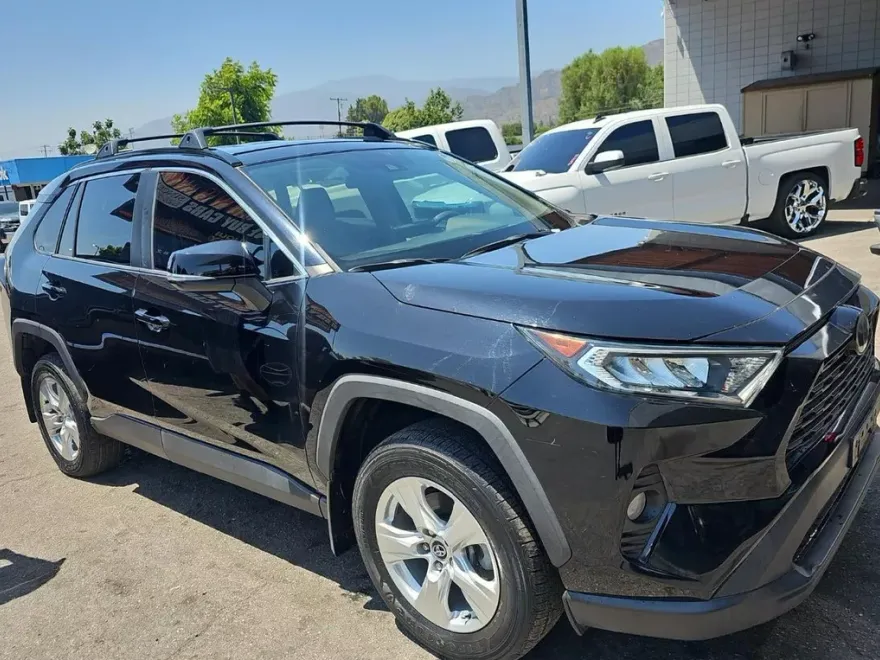 2021 Toyota RAV4 XLE photo 1