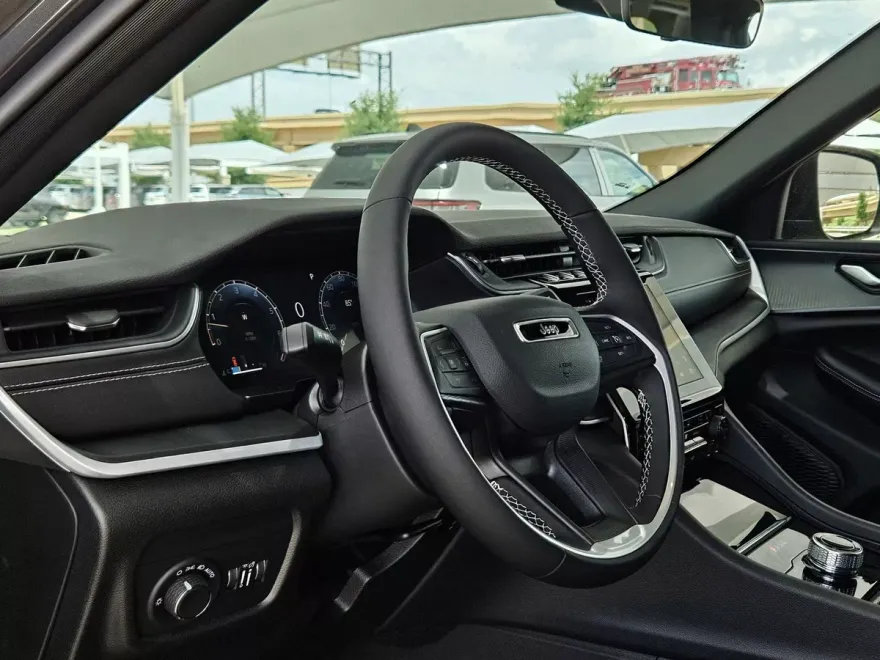 2025 Jeep Grand Cherokee Laredo X photo 1