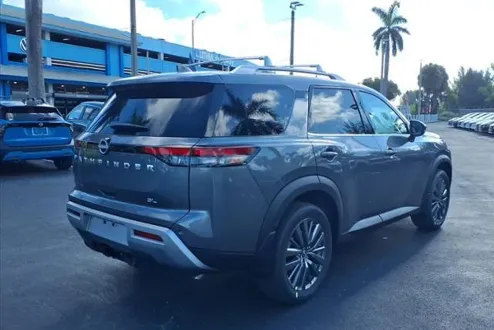 2025 Nissan Pathfinder SL photo 2