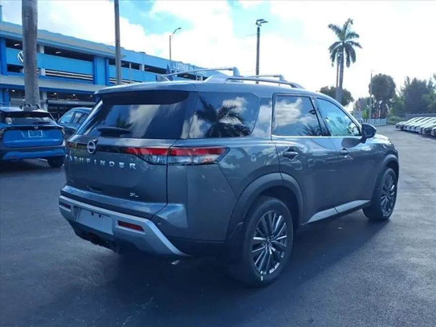 2025 Nissan Pathfinder SL photo 2